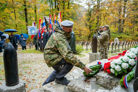 Vence so h kapelici, ki stoji na pokopališču, položili predstavniki Občine Bohinj, veleposlaništev Madžarske in Poljske ter veteranskih organizacij. / Foto: Nik Bertoncelj, za Gorenjski glas